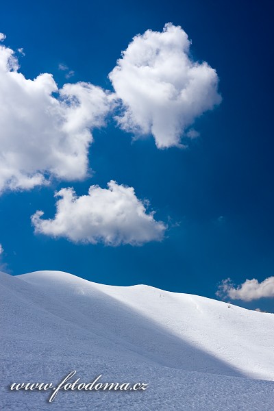 Zasněžený hřeben Creste de Zonia ze sedla Giau, Dolomity