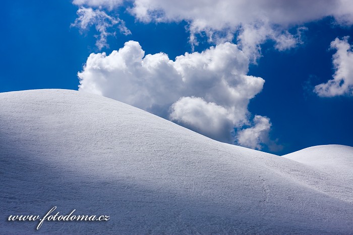 Zasněžený hřeben Creste de Zonia ze sedla Giau, Dolomity
