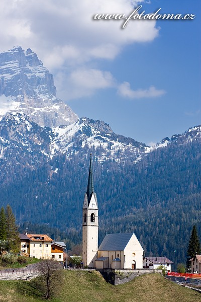 Kostel v Selva Di Cadore, Dolomity, Itálie