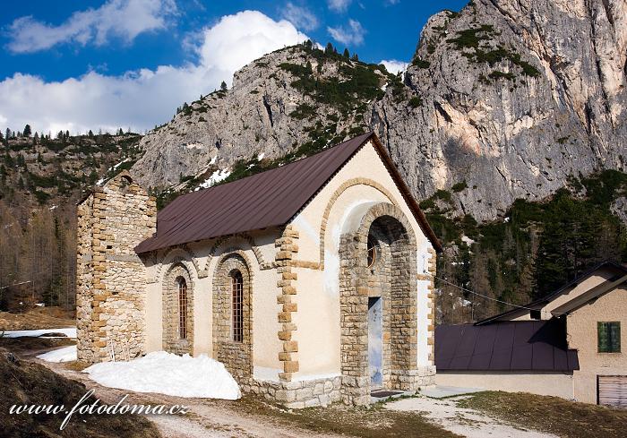 Kaple v Pian di Falzarego, Dolomity, Itálie
