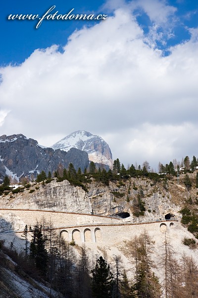 Serpentiny s tunelem pod Passo di Falzarego a štít Tofana de Rozes, Dolomity