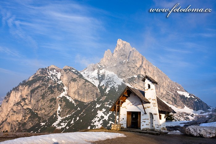 Kaple v Passo di Falzarego a štít Sas de Stria, Dolomity