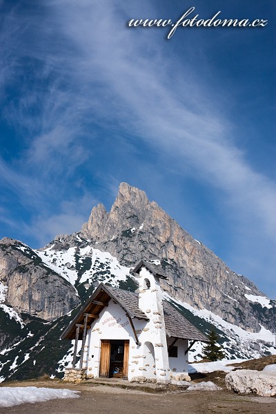 Kaple v Passo di Falzarego a Sas de Stria, Dolomity