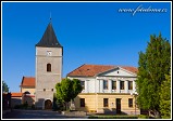 Kostel Všech svatých s třípatrovou věží a školou v Mohelně