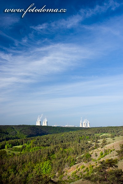 Fotka Mohelenská hadcová step a jaderná elektrárna Dukovany