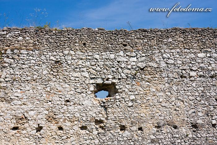 Zeď hradu Čachtice, Slovensko