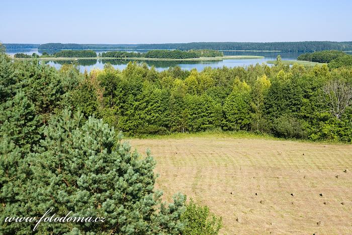 Fotka Zemědělská krajina u jezera Wigry, Bryzgiel, Wigierski Park Narodowy, Polsko