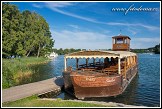 Loď na jezeře Galve u hradu Trakai, Památka UNESCO, Národní park Trakų istorinis, Litva, Pobaltí