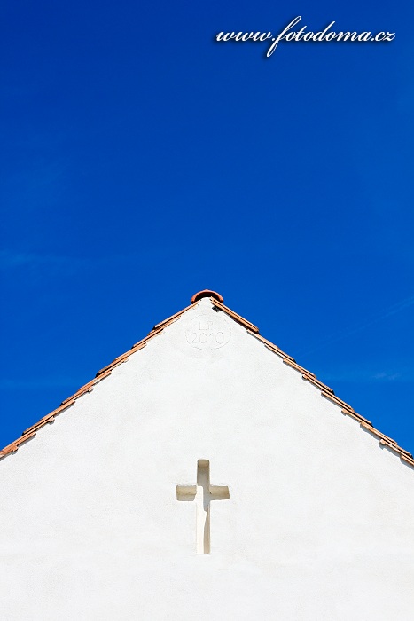 Štít domu s křížem, Klentnice, okres Břeclav, Jihomoravský kraj, Česká republika