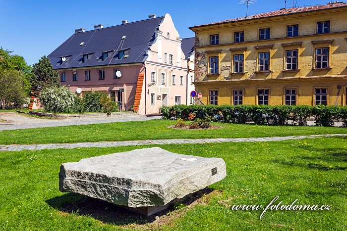 Pamětní kámen s vymodelovanou částí Žulovské pahorkatiny v Radniční ulici, Vidnava, okres Jeseník, Olomoucký kraj, Česká republika