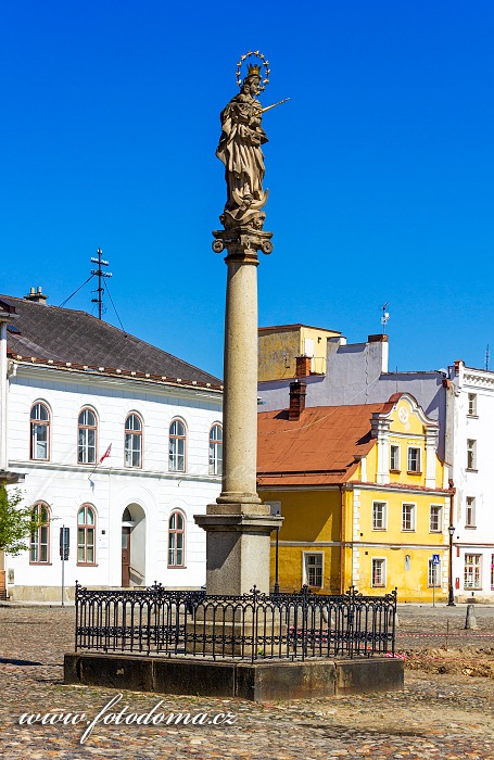 Barokní sloup Panny Marie z r. 1738 na Mírovém náměstí, Vidnava, okres Jeseník, Olomoucký kraj, Česká republika