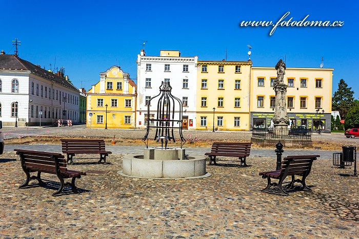 Kašna a socha svatého Jana Nepomuckého na Mírovém náměstí, Vidnava, okres Jeseník, Olomoucký kraj, Česká republika