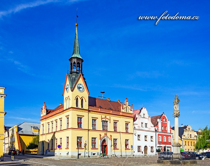 Novogotická radnice z roku 1867 a barokní sloup Panny Marie na Mírovém náměstí, Vidnava, okres Jeseník, Olomoucký kraj, Česká republika