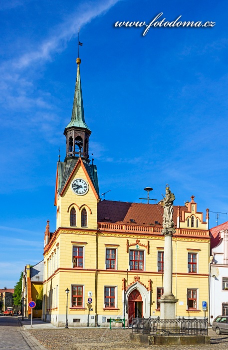 Radnice a barokní sloup Panny Marie na Mírovém náměstí, Vidnava, okres Jeseník, Olomoucký kraj, Česká republika