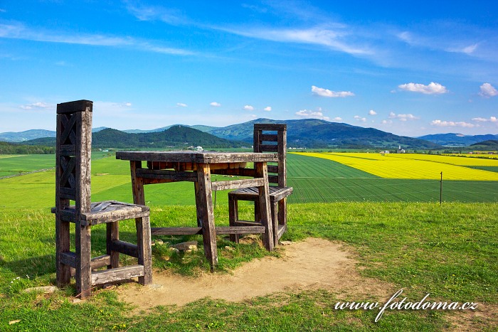 Dřevěné obří židle a stůl, Lánský vrch, v pozadí Skorošice, okres Jeseník, Olomoucký kraj, Česká republika