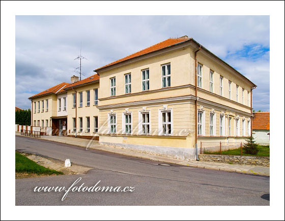 Fotka z obce Únanov, škola