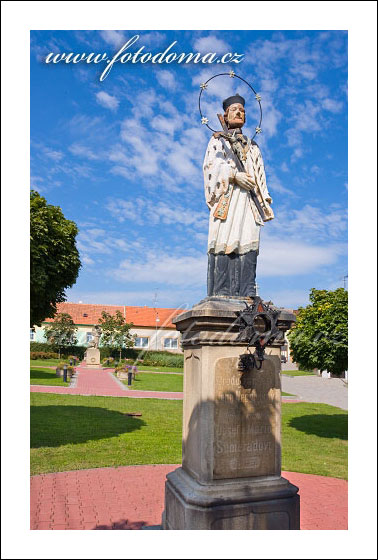 Fotka z obce Únanov, socha svatého Jana Nepomuckého na návsi